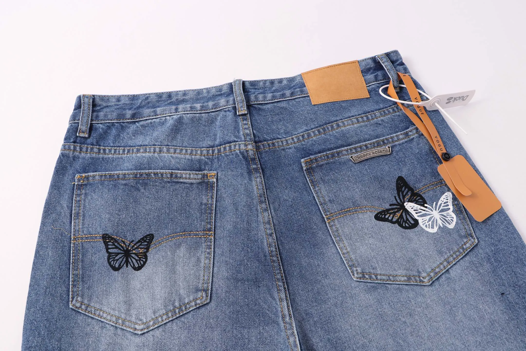 P240 Style number: H72 Croxin & 𝐂𝐡𝐫𝐨𝐦𝐞 𝐇𝐞𝐚𝐫𝐭 ss25 blue butterfly print jeans. Styles with different wash textures are very friendly to people with thin legs. The slightly flared version perfectly modifies the leg shape. The timeless and moderate length makes it easy to match and match. It is the basis for various styles and is a must-have in your wardrobe! The fabric is stiff but also makes the upper body soft without losing texture. The washing process is even more perfect. It is a must-have item for everyone! ! ! Washed wheat, hang tag, pants label, three labels complete Color: blue Size: 30-32-34-36